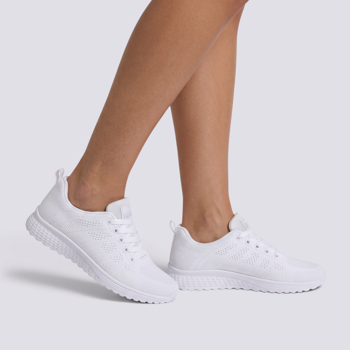 Zapatillas deportivas mujer de malla con cuña baja en blanco, vista lateral