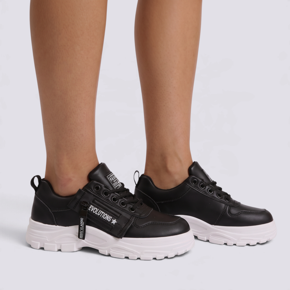 Zapatillas deportivas de mujer con plataforma y cremallera en negro, vista lateral