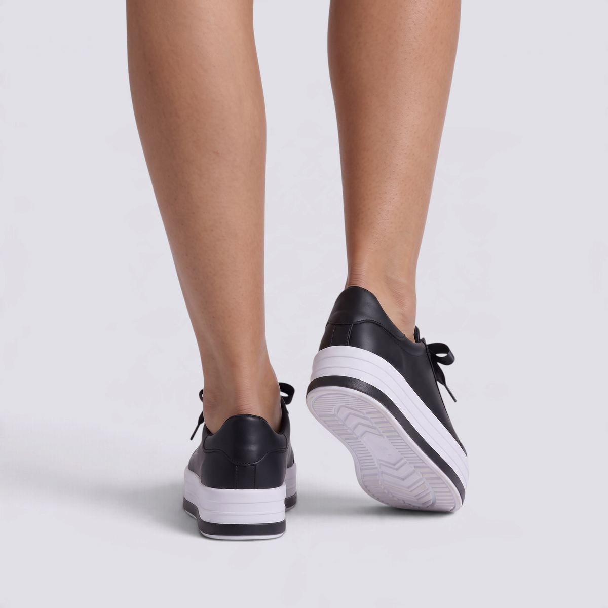 Zapatillas de plataforma de mujer negras con cordones de cinta, vista trasera