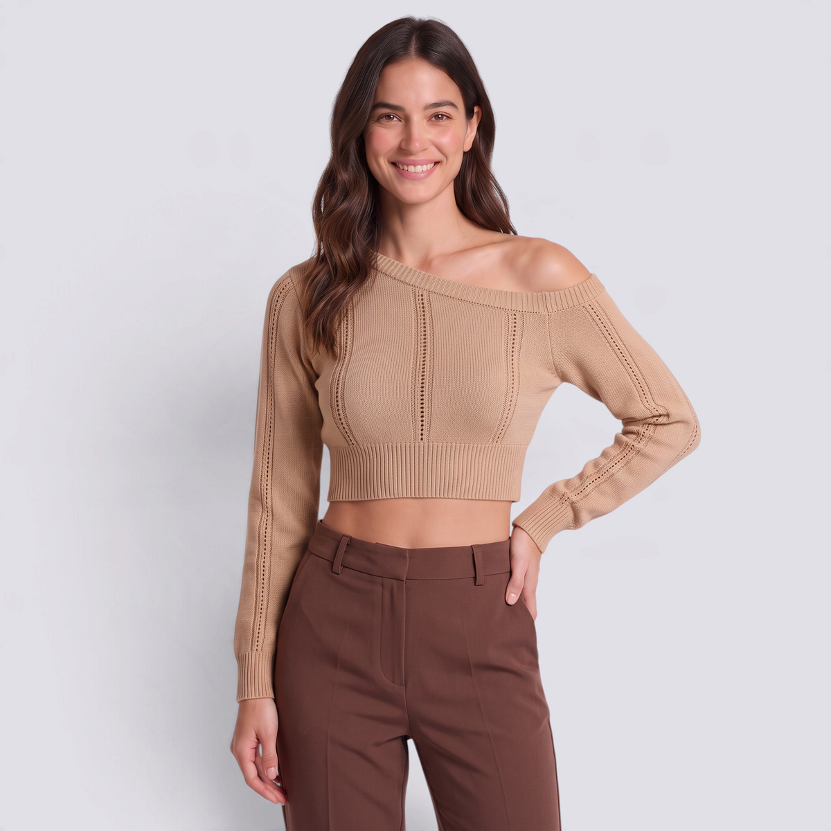 Jersey corto de mujer con hombro descubierto en beige, vista frontal