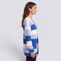 Cárdigan mujer de punto con rayas anchas y bolsillos en color azul, vista lateral