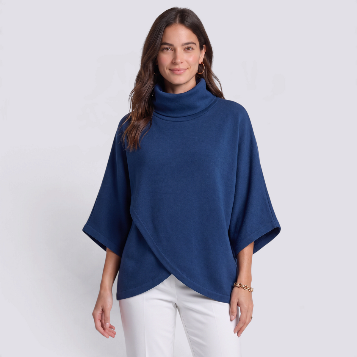 Poncho mujer azul de cuello alto cruzado con mangas murciélago, vista frontal