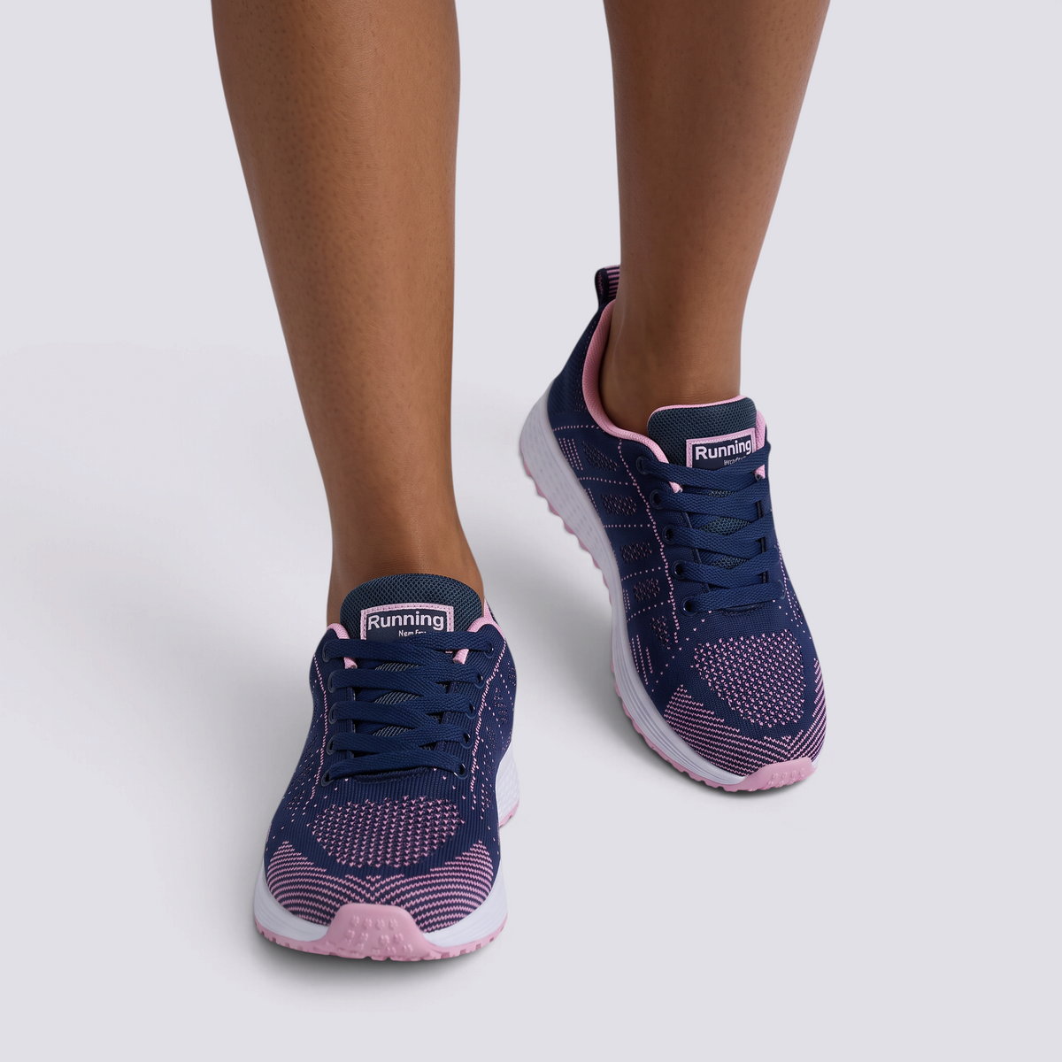 Zapatillas deportivas mujer de malla con cuña baja en azul marino con estampado rosa, vista frontal