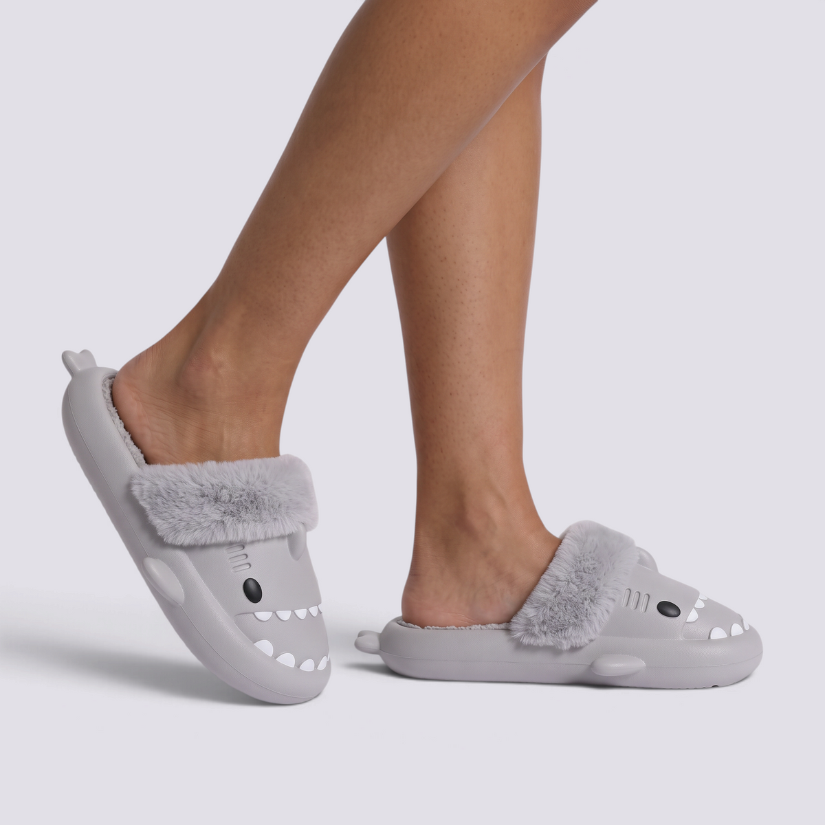 Zapatillas de casa mujer tiburón gris claro con forro de peluche extraíble, vista lateral