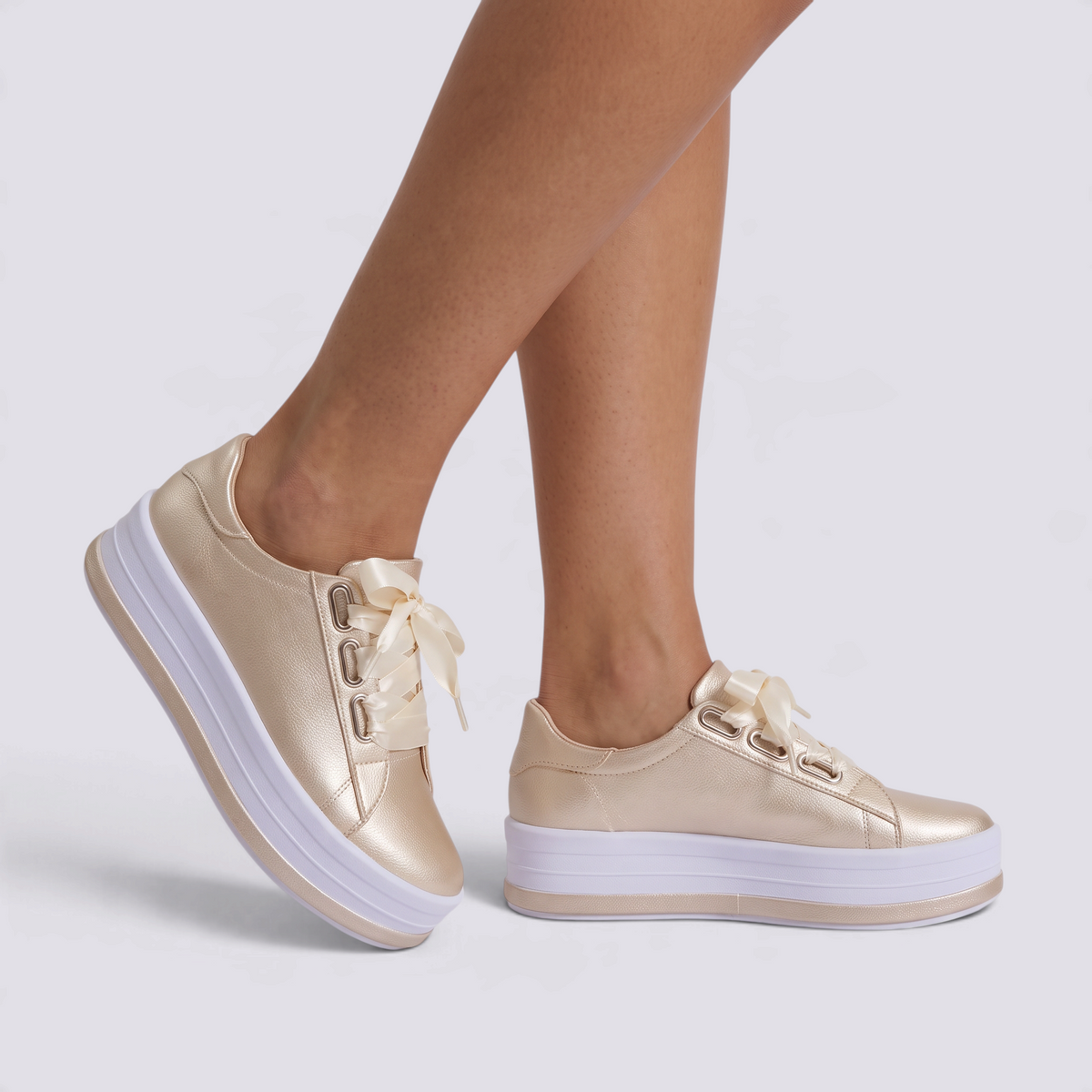 Zapatillas de plataforma de mujer doradas con cordones de cinta, vista lateral