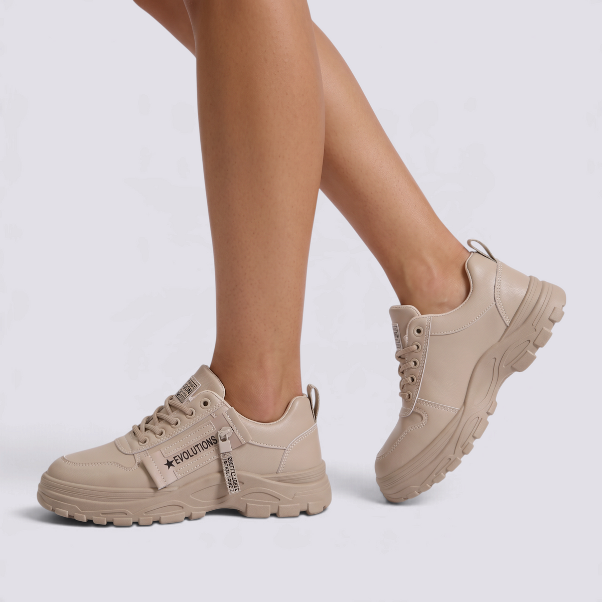 Zapatillas deportivas de mujer con plataforma y cremallera en crema, vista lateral