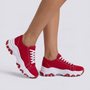 Zapatillas deportivas de mujer rojas con suela ondulada y cordones, vista lateral
