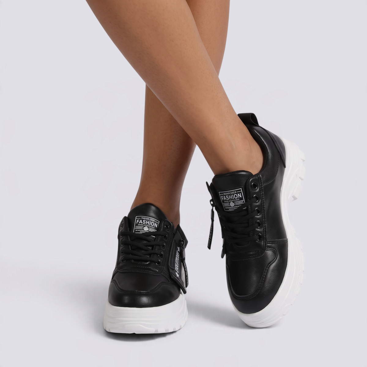 Zapatillas deportivas de mujer con plataforma y cremallera en negro, vista frontal