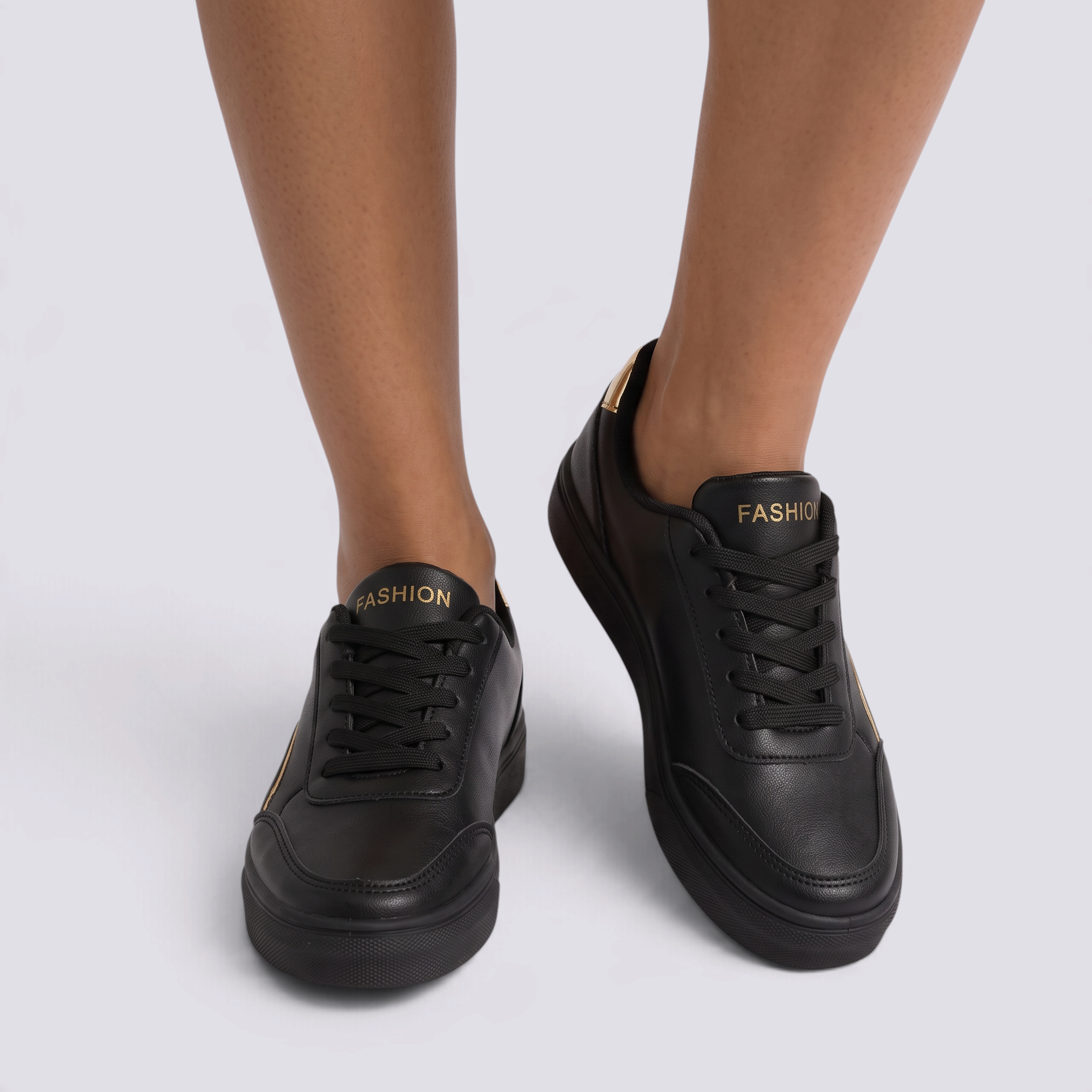 Zapatillas mujer casual con franja metalizada en color Negro, vista frontal