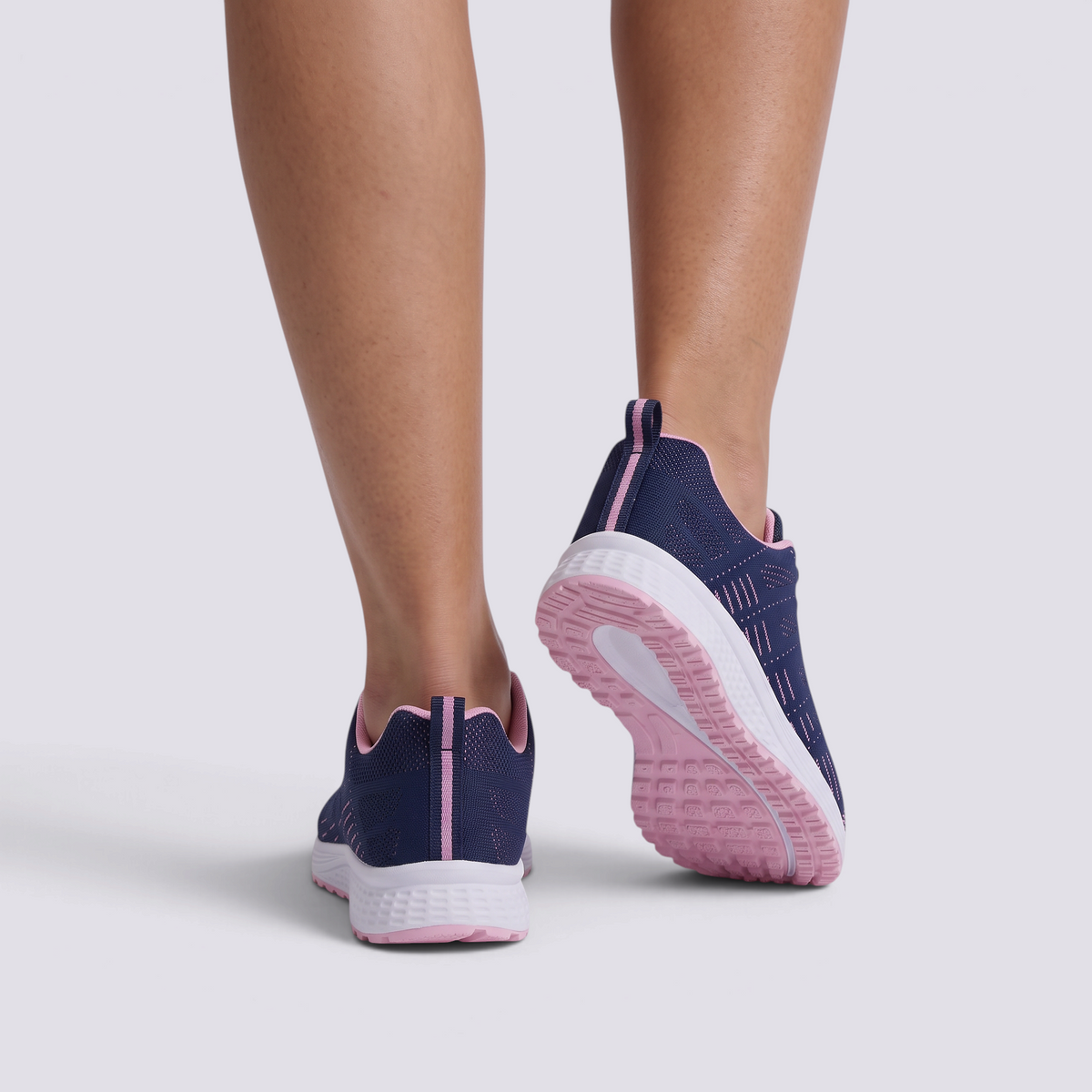 Zapatillas deportivas mujer de malla con cuña baja en azul marino con estampado rosa, vista trasera