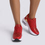 Zapatillas deportivas chunky mujer rojas con suela de plataforma y paneles calados, vista frontal