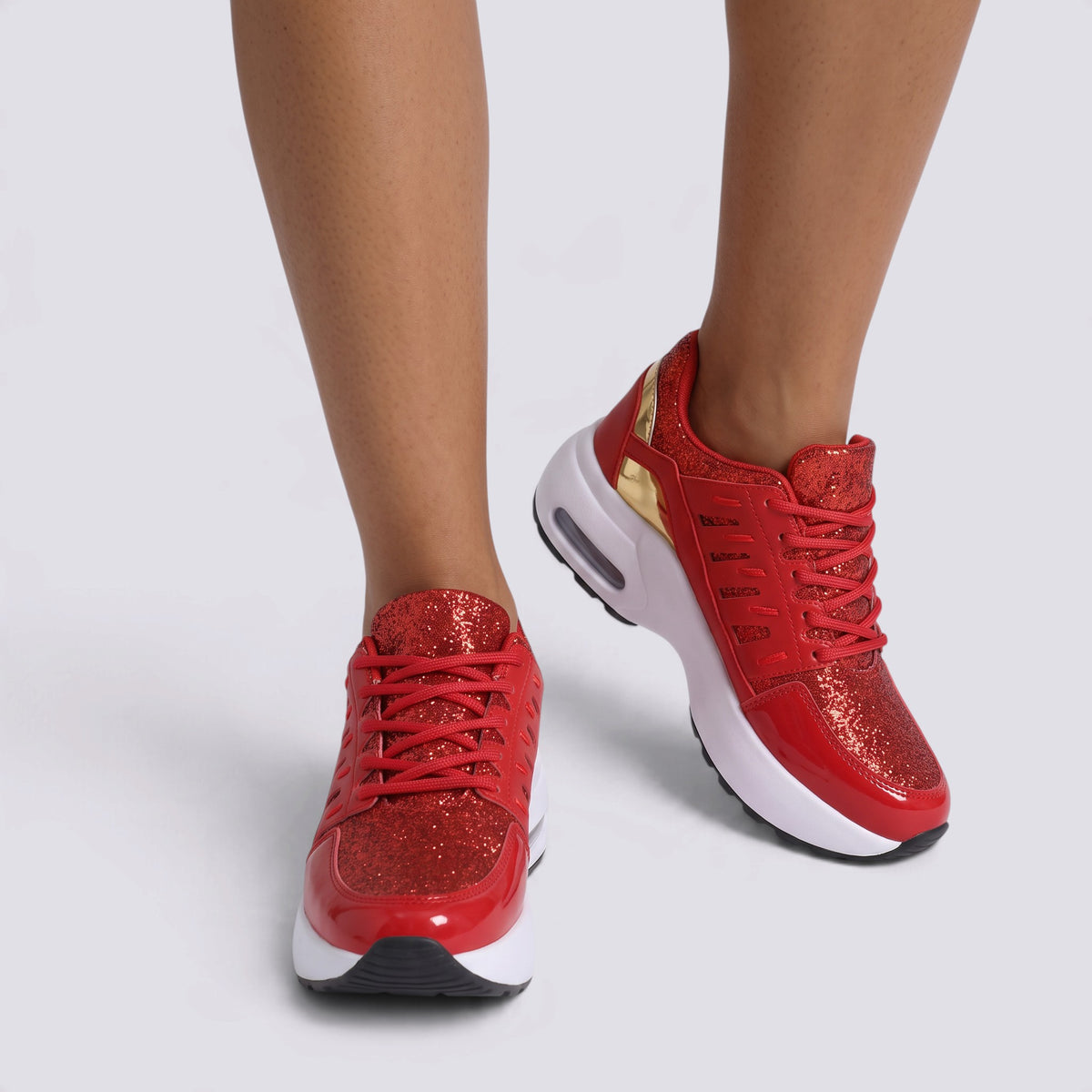 Zapatillas deportivas chunky mujer rojas con suela de plataforma y paneles calados, vista frontal