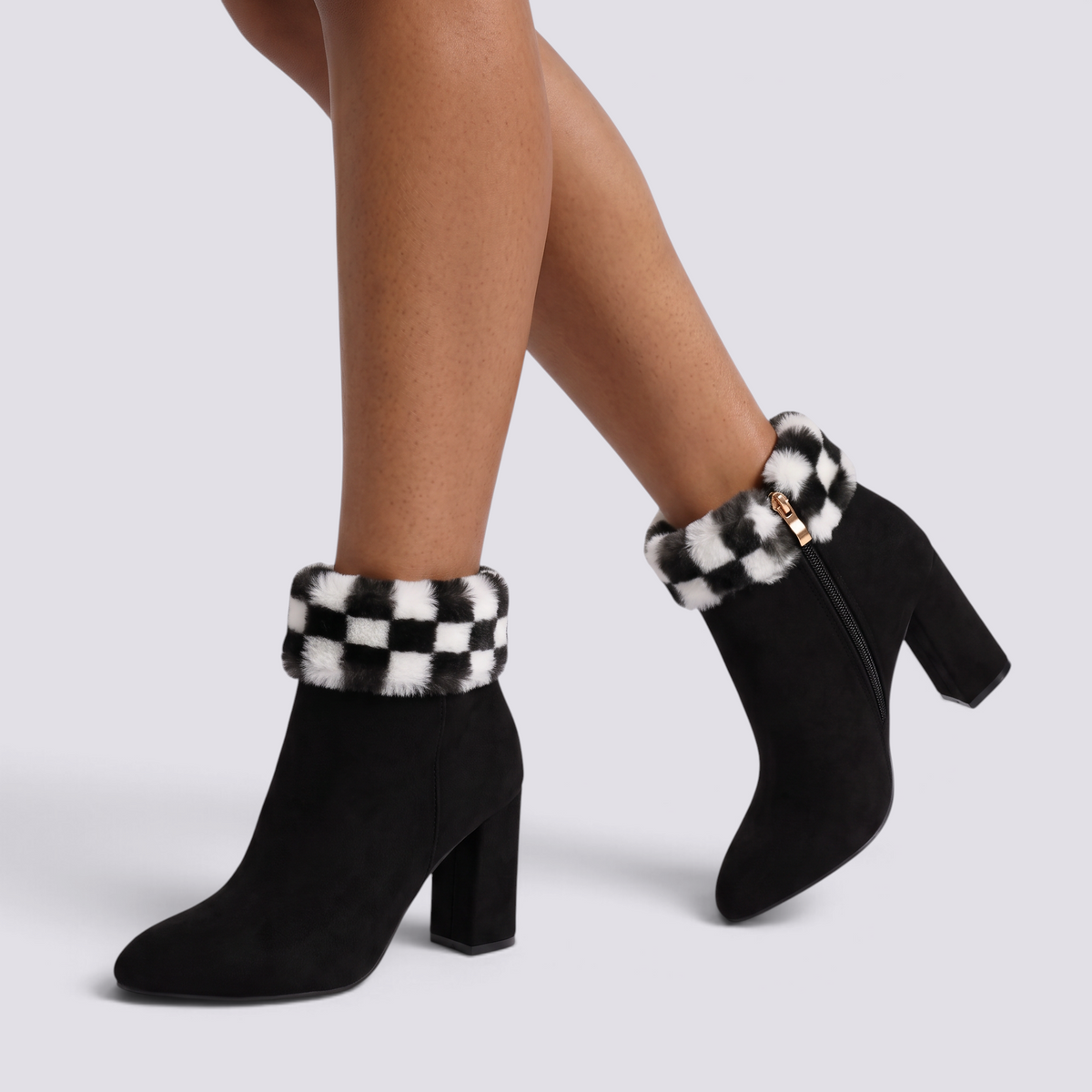 Botines mujer negros con borde de pelo a cuadros blanco y negro, vista frontal