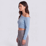 Jersey corto de mujer con hombro descubierto en azul, vista lateral