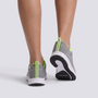 Zapatillas deportivas mujer de malla con cuña baja en gris con cordones verde lima, vista trasera