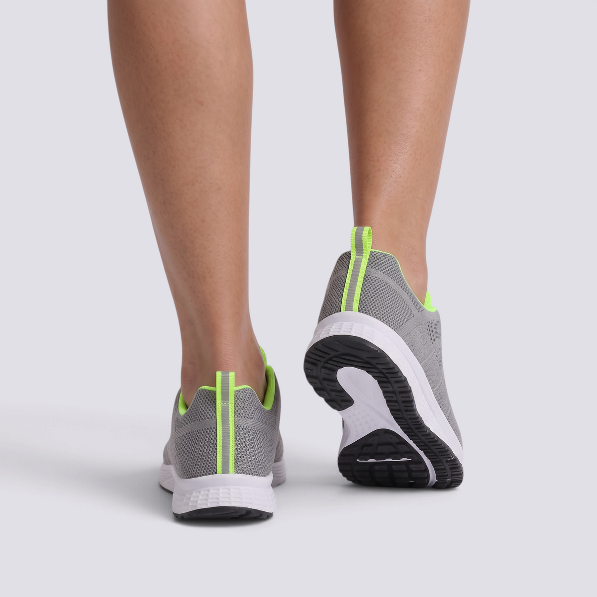 Zapatillas deportivas mujer de malla con cuña baja en gris con cordones verde lima, vista trasera