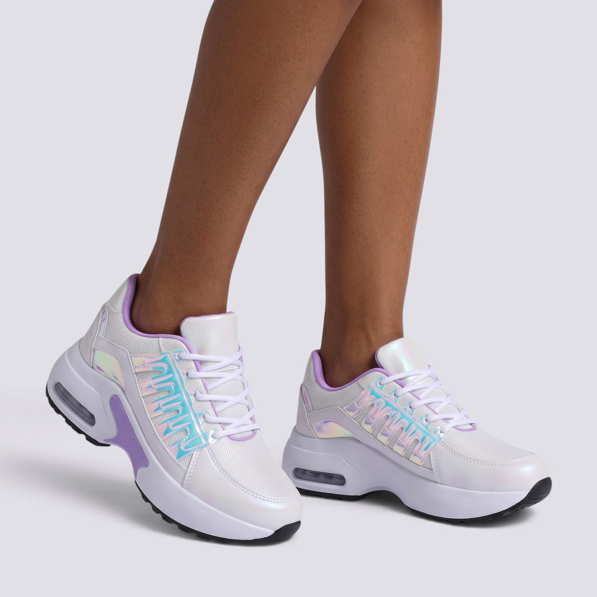 Zapatillas deportivas chunky mujer blancas iridiscentes con paneles holográficos y suela de plataforma, vista frontal
