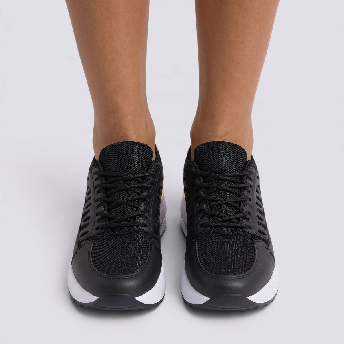Zapatillas deportivas chunky mujer negras con suela de plataforma y paneles calados, vista frontal
