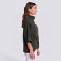 Poncho mujer verde oliva de cuello alto cruzado con mangas murciélago, vista lateral