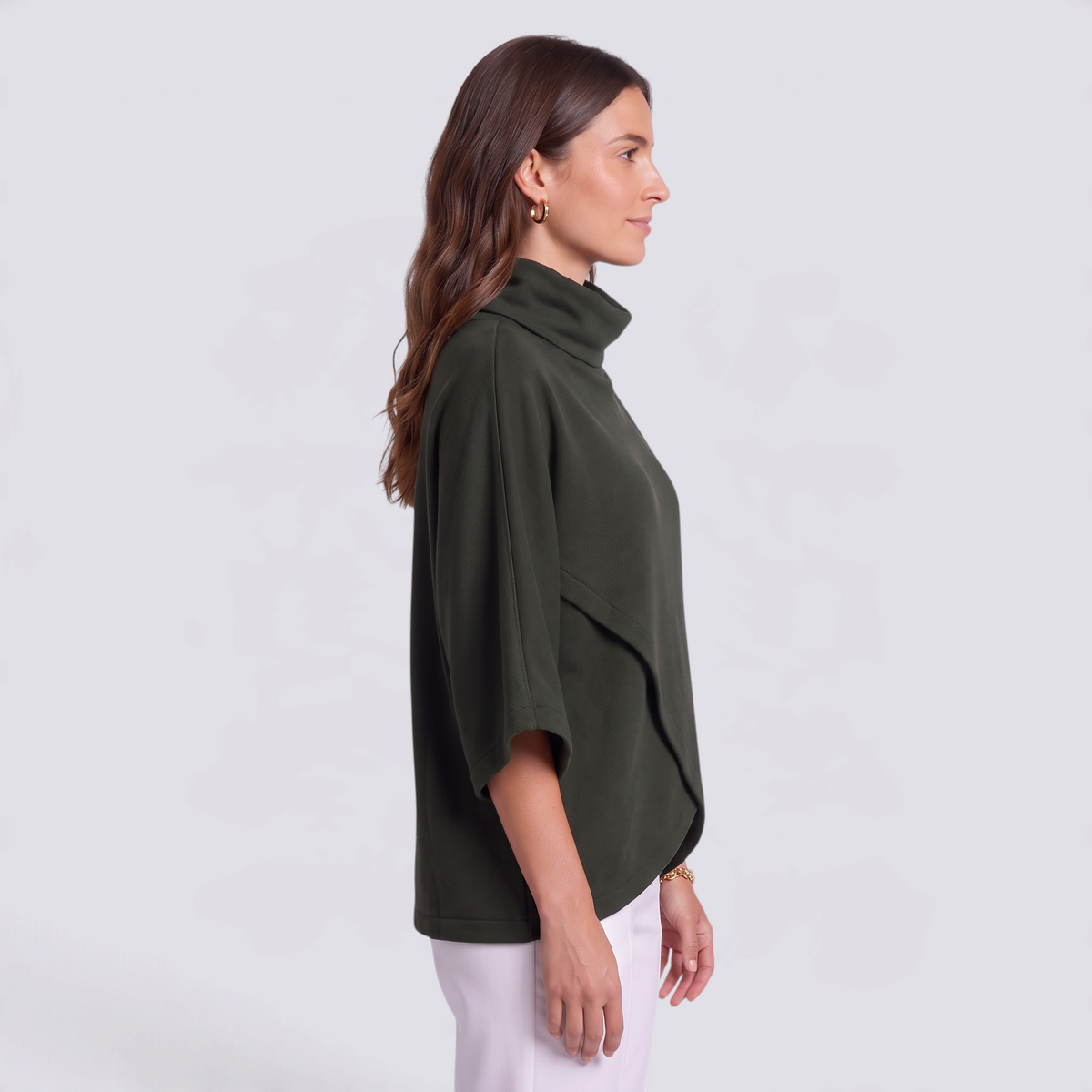 Poncho mujer verde oliva de cuello alto cruzado con mangas murciélago, vista lateral