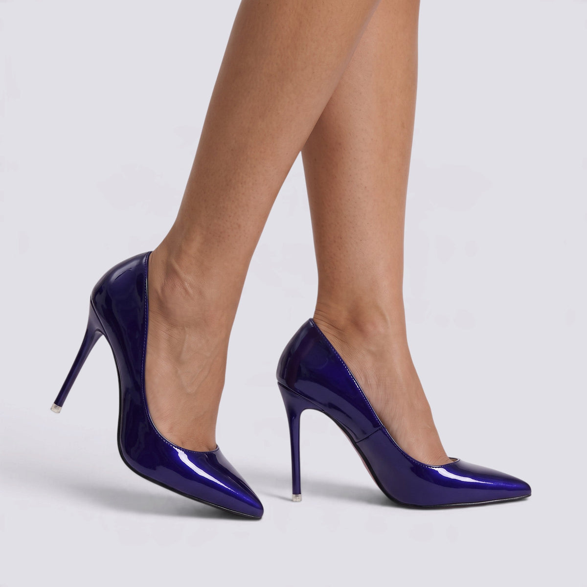 Zapatos de salón mujer tacón aguja efecto charol en color azul, vista lateral