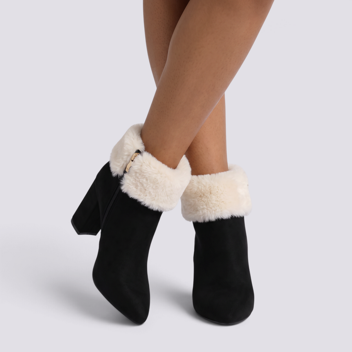 Botines mujer negros con borde de pelo crema, vista frontal
