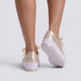 Zapatillas de plataforma de mujer doradas con cordones de cinta, vista trasera