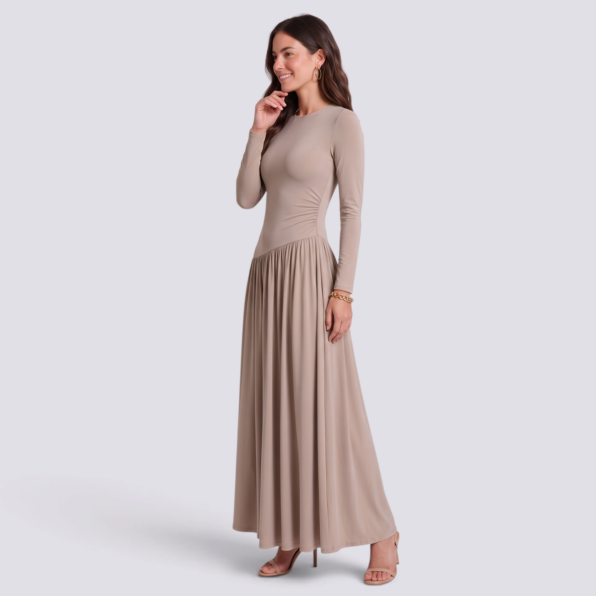 Vestido largo mujer manga larga con falda fruncida en color beige, vista lateral