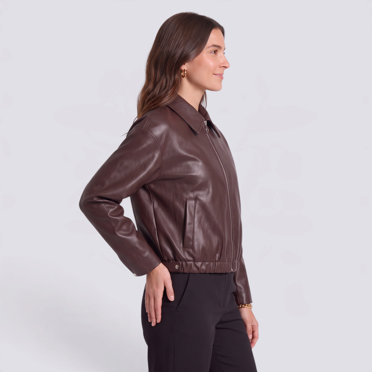Cazadora mujer efecto piel burdeos con cuello camisero, vista lateral