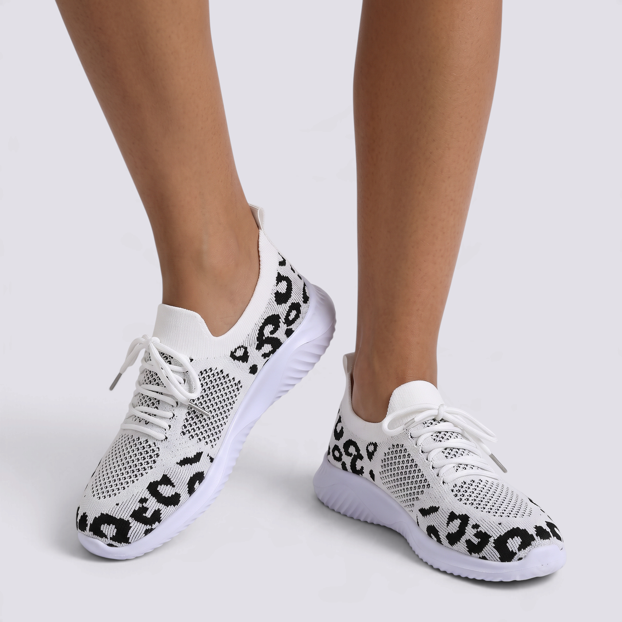Zapatillas deportivas de mujer de punto con estampado leopardo negro, vista frontal