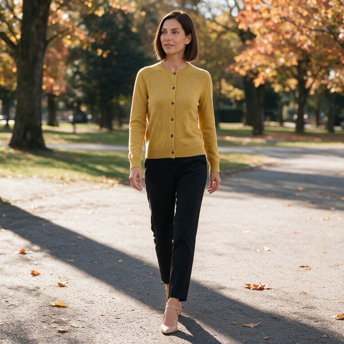 Cárdigan punto mujer cuello redondo amarillo - foto lifestyle otoño