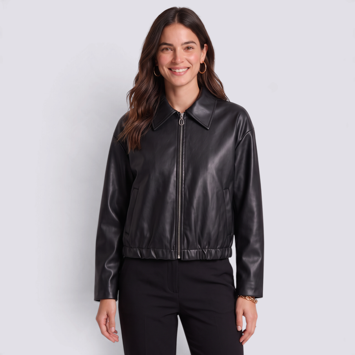 Cazadora mujer efecto piel negra con cuello camisero y cremallera, vista frontal