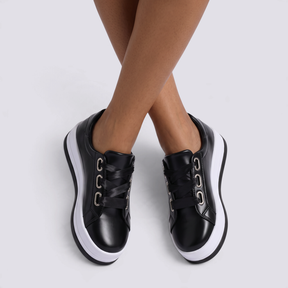 Zapatillas de plataforma de mujer negras con cordones de cinta, vista frontal