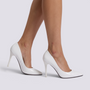 Zapatos de salón mujer tacón aguja efecto charol en color blanco, vista lateral