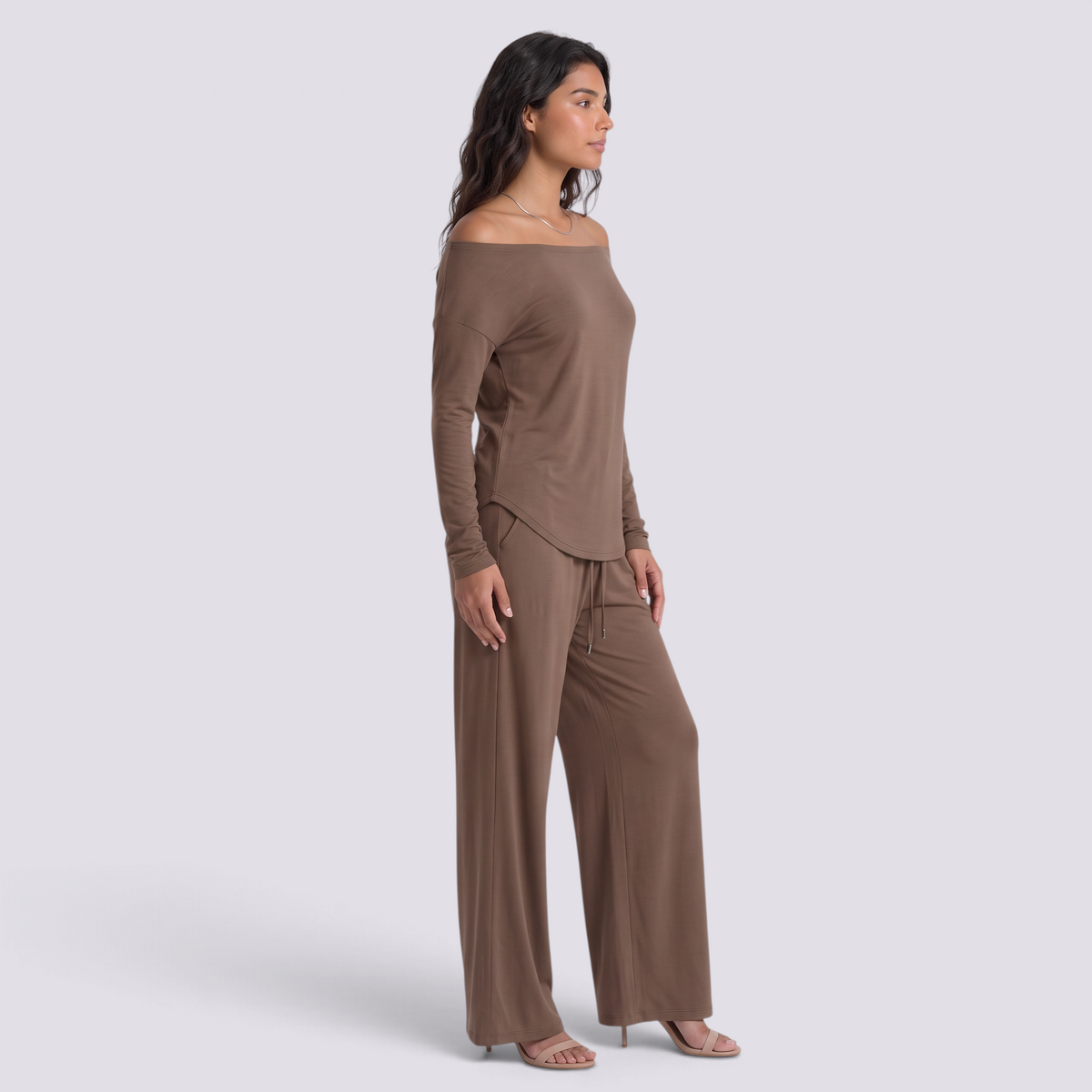 Conjunto Mujer Camiseta Hombros Descubiertos y Pantalón Ancho Marrón Café vista lateral
