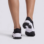 Zapatillas deportivas de mujer negras con suela ondulada y cordones, vista trasera