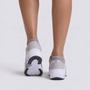 Zapatillas deportivas chunky mujer grises con suela de plataforma y paneles calados, vista trasera