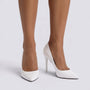 Zapatos de salón mujer tacón aguja efecto charol en color blanco, vista frontal