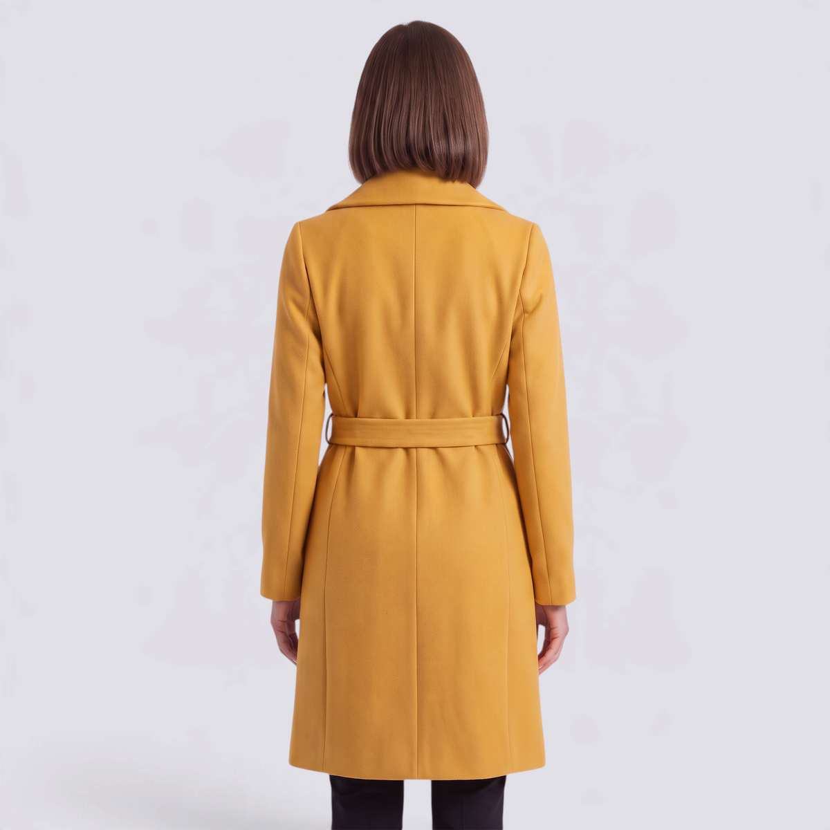 Abrigo largo de mujer estilo batín con solapa ancha y cinturón en color amarillo, vista trasera