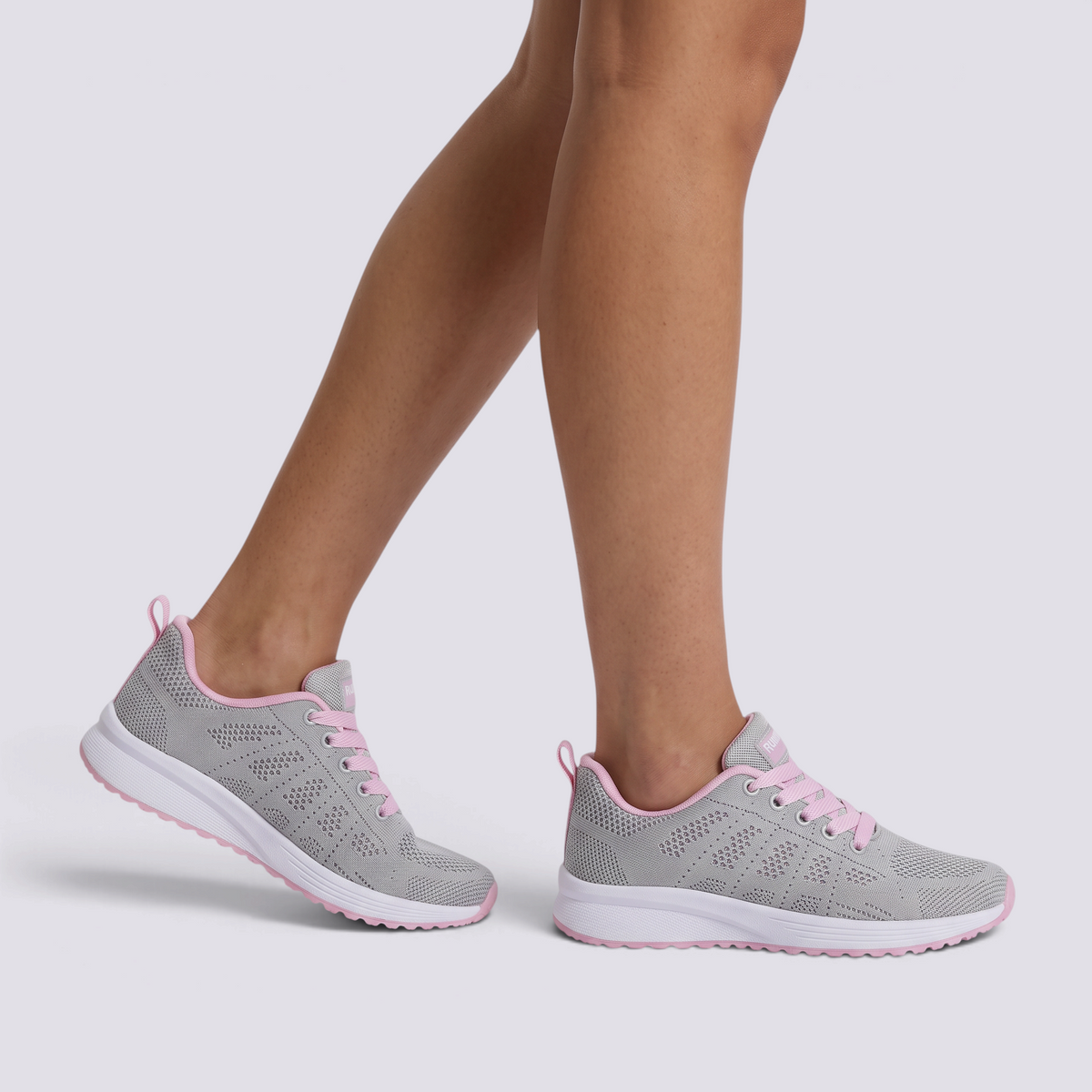 Zapatillas deportivas mujer de malla con cuña baja en gris con cordones rosa, vista lateral