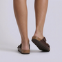 Sandalias planas mujer hebilla doble corcho marrón vista trasera