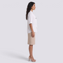 Blusa mujer cuello en V con lazo colgante y manga media en blanco, vista lateral
