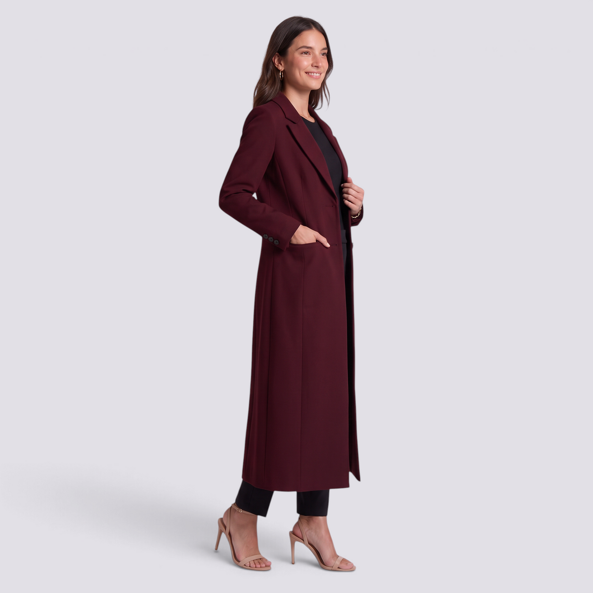 Mujer con abrigo largo burdeos con solapa ancha, vista lateral