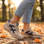 Zapatillas retro mujer beige con plataforma, primer plano otoño