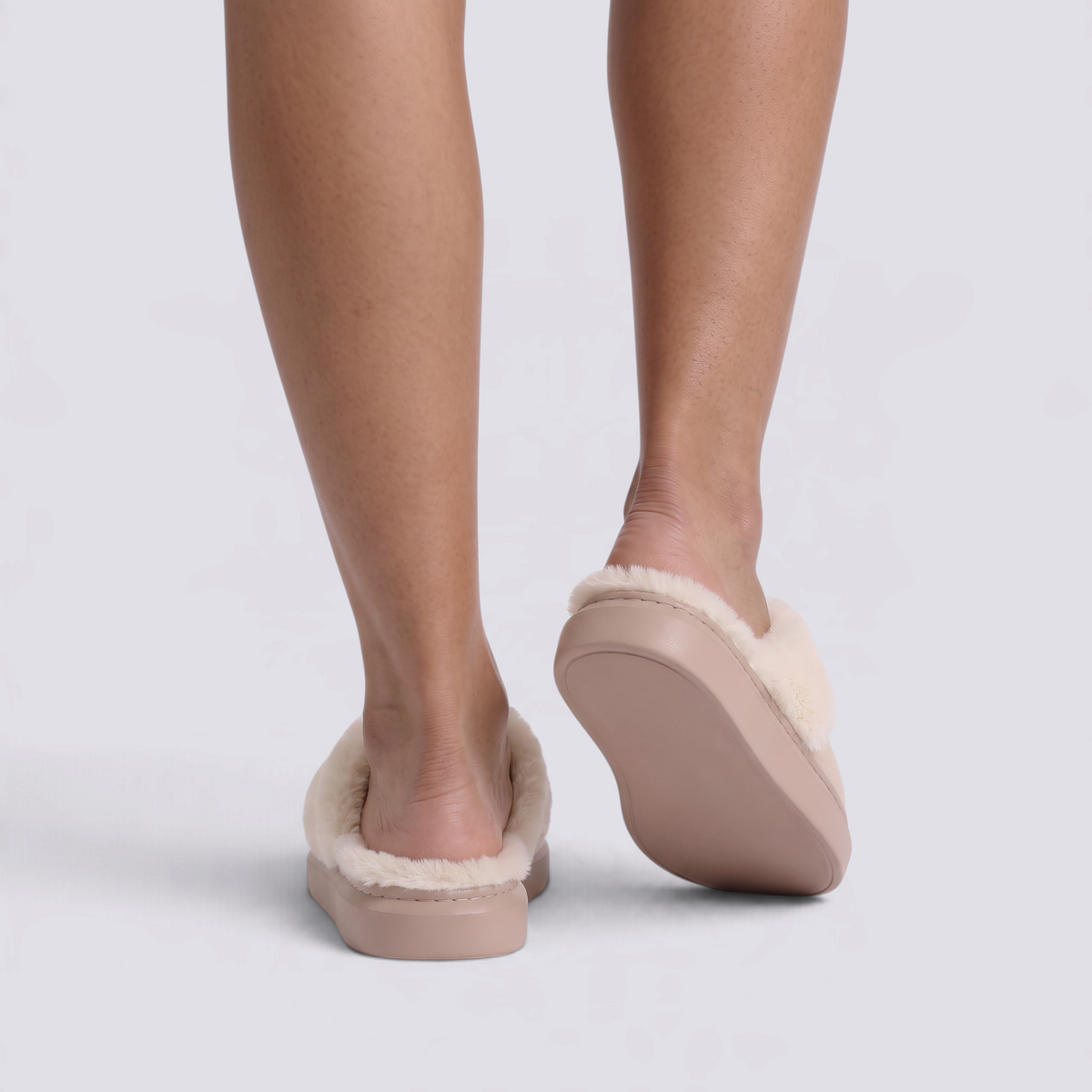 Zapatillas de casa mujer beige con ribete de peluche suave y suela gruesa, vista trasera