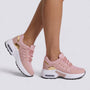 Zapatillas deportivas chunky mujer rosas con suela de plataforma y paneles calados, vista lateral