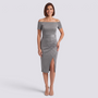 Vestido midi brillante hombros descubiertos plateado, vista frontal