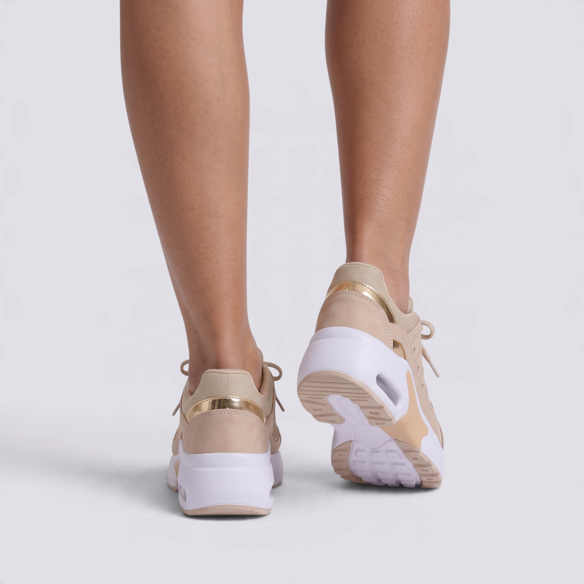Zapatillas deportivas chunky mujer champán con suela de plataforma y paneles calados, vista trasera