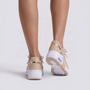 Zapatillas deportivas chunky mujer champán con suela de plataforma y paneles calados, vista trasera