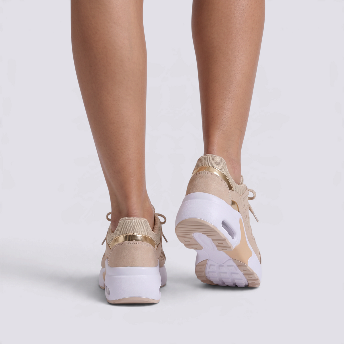 Zapatillas deportivas chunky mujer champán con suela de plataforma y paneles calados, vista trasera